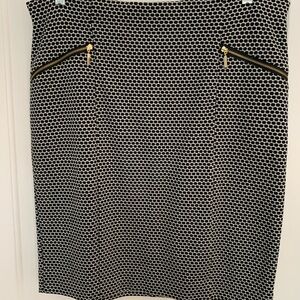 Knee length skirt with front zipper detail